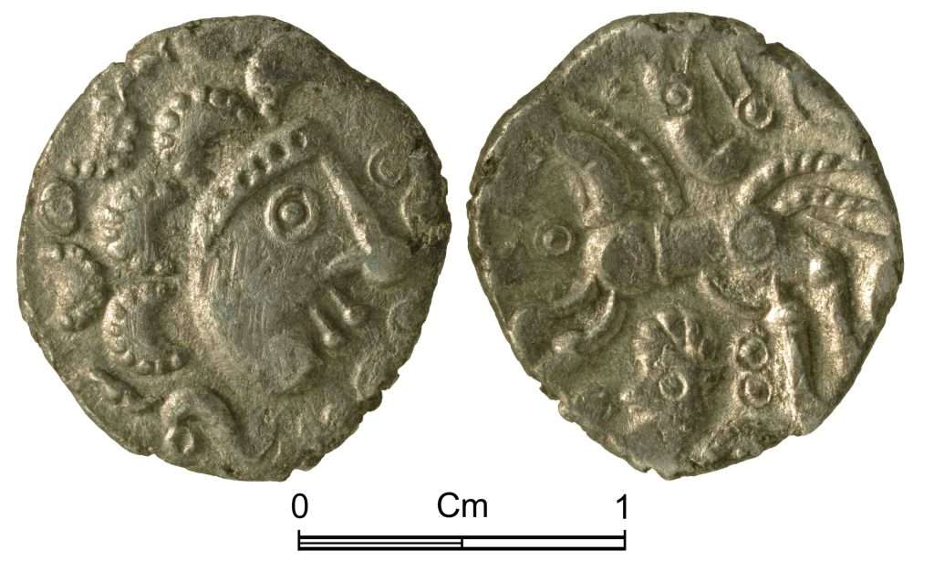 Estatero de oro de los Dobunnos con cabeza estilizada en el anverso y caballo con rueda en el reverso. Foto: W. Domscheit / Portable Antiquities Scheme (NMGW-0E3000).